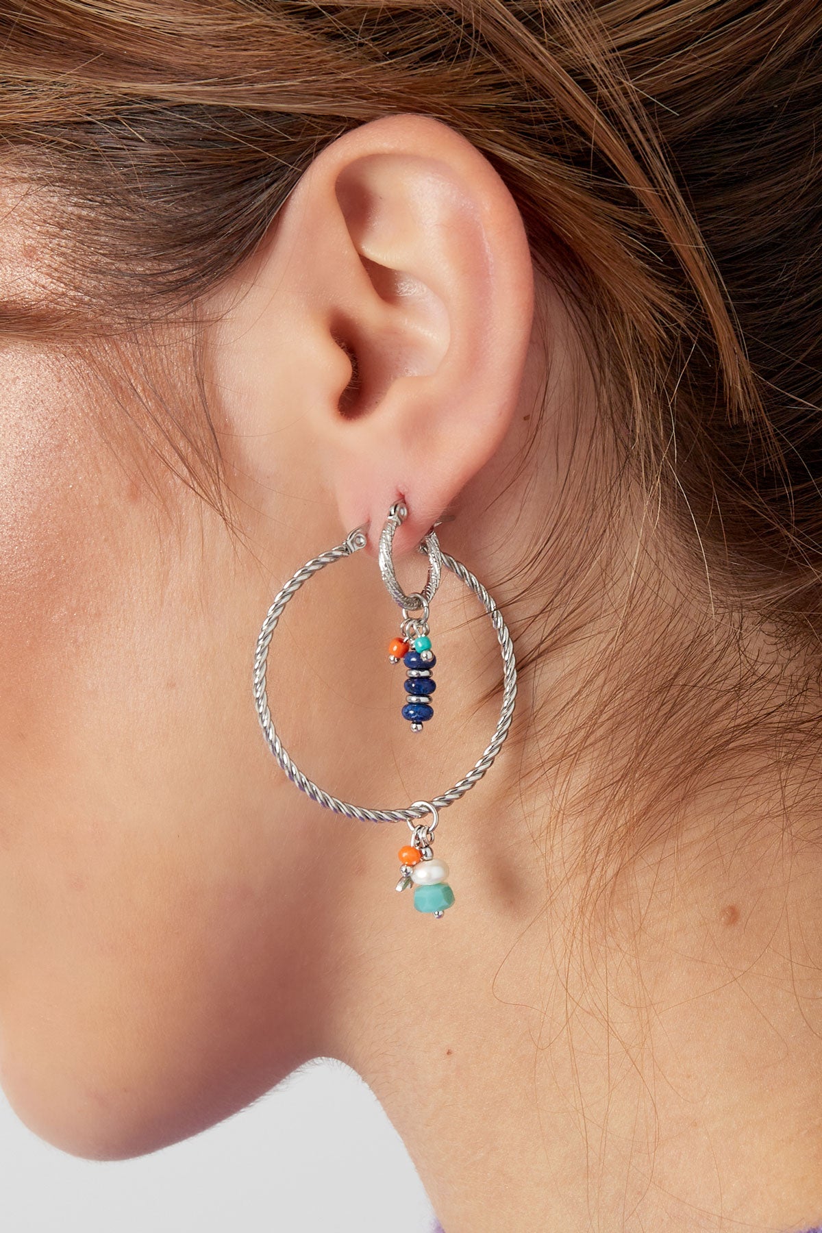 Gedraaide oorringen met bedel natuursteen