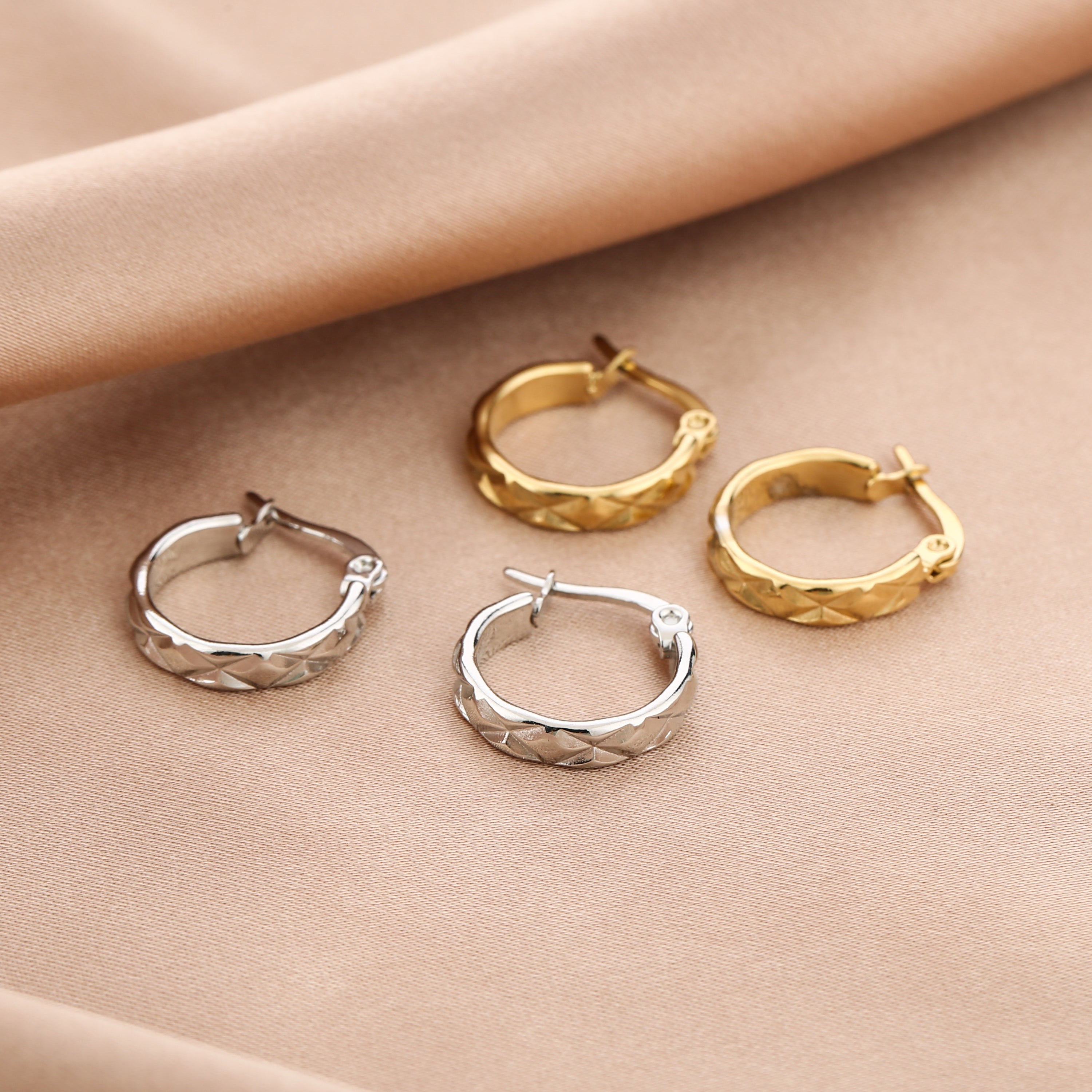 Oorbel met diamantjes patroon