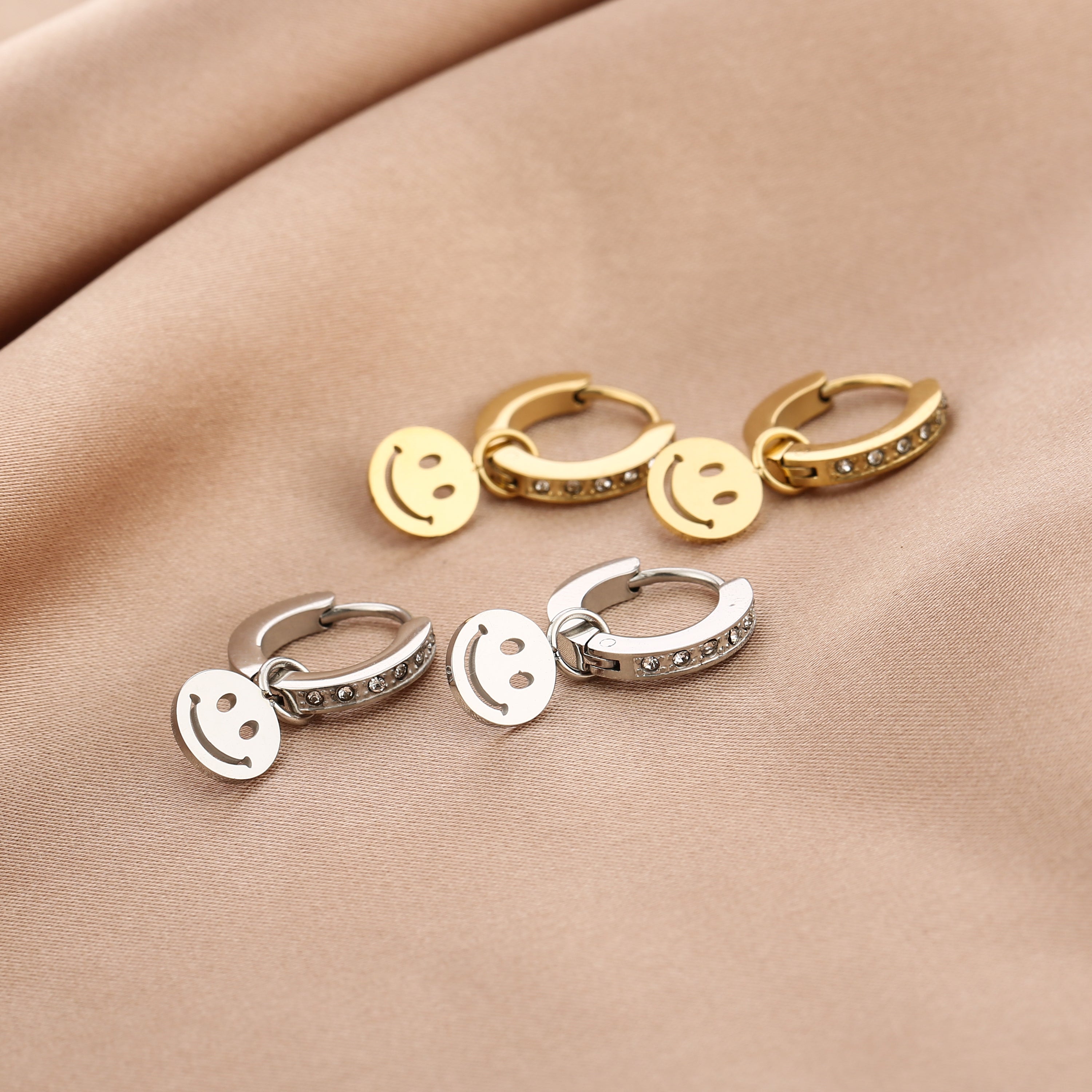 Strass oorbellen met smiley